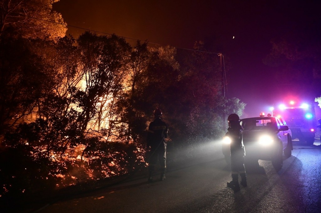 Φωτιά στον Βαρνάβα: Εκκενώνεται κατασκήνωση στο Γραμματικό