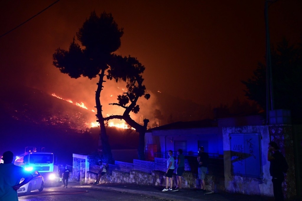 Φωτιά στην βορειανατολική Αττική: Αναφορές για καμένα σπίτια σε Μαραθώνα και Διόνυσο