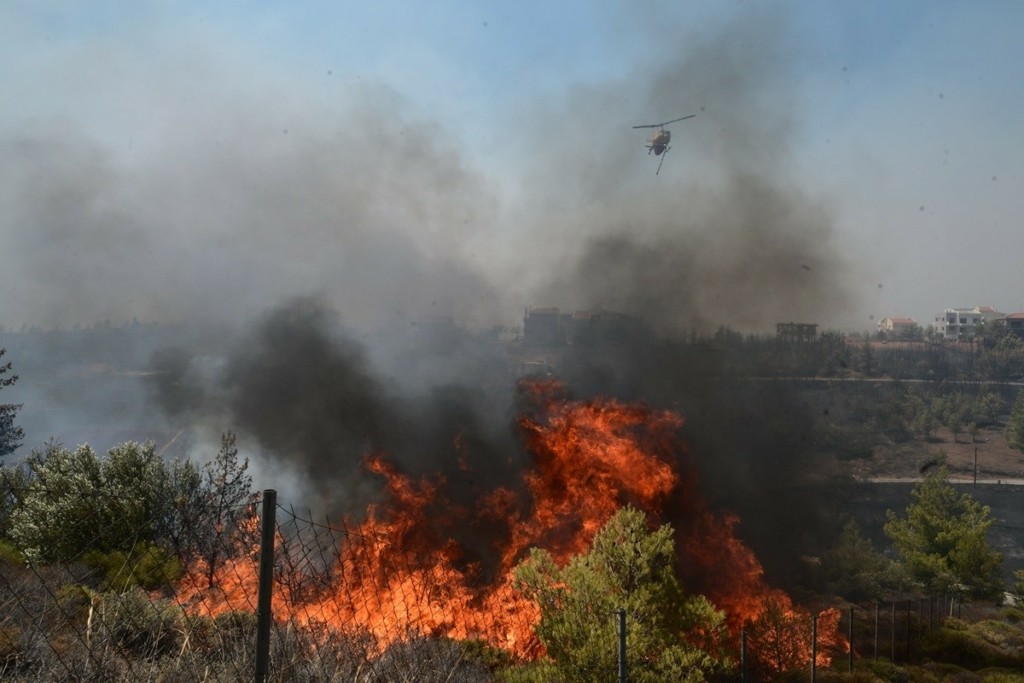 Πύρινος όλεθρος στην Αττική – Εκτός ελέγχου τα μέτωπα σε Πεντέλη, Βριλήσσια, Διόνυσο – Μπαράζ μηνυμάτων του 112