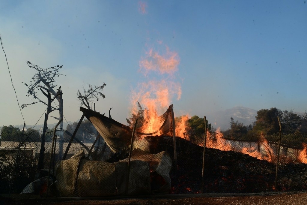 Φωτιά στην Αττική: Συνεχείς εκρήξεις σε Βριλήσσια και Χαλάνδρι