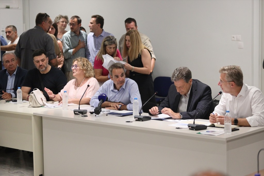 Αυτοψία Μητσοτάκη στα καμένα της Πεντέλης –  Ξεκίνησε η σύσκεψη στο δημαρχείο