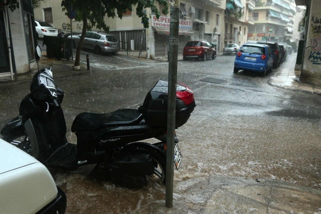 Σάρωσε την Αττική η κακοκαιρία – Στο επίκεντρο και η Εύβοια – LIVE η πορεία των έντονων καιρικών φαινομένων