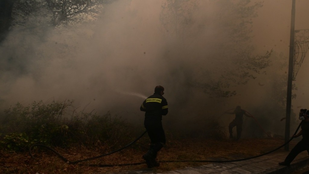 Φωτιά στην Αττική: Στις φλόγες σχολείο αλλά και Κλειστό Γυμναστήριο στη Νέα Πεντέλη