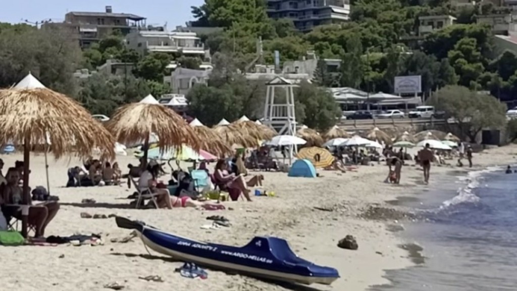 Δεκαπενταύγουστος: Εξόρμηση στις παραλίες για τους Αθηναίους που «ξέμειναν» στην πόλη