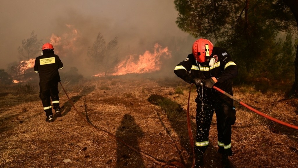 Φωτιά στον Βαρνάβα: Εκκενώνονται Ροδόπολη και Αμυγδαλέζα Σταμάτας