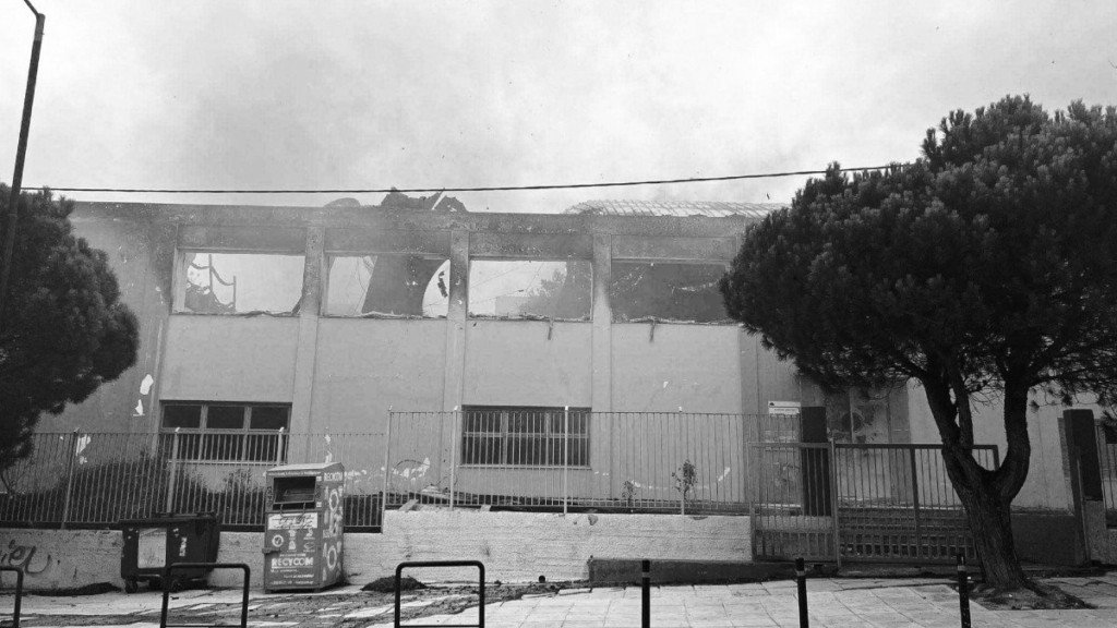 Φωτιά στην Αττική: Κάηκε ολοσχερώς το Κλειστό Γυμναστήριο της Πεντέλης