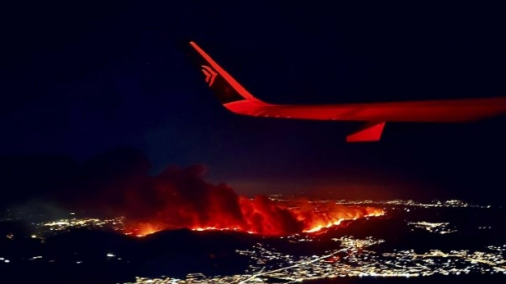 Φωτιά στη βορειοανατολική Αττική: Σοκάρουν οι εικόνες από ψηλά από το μέγεθος της πυρκαγιάς
