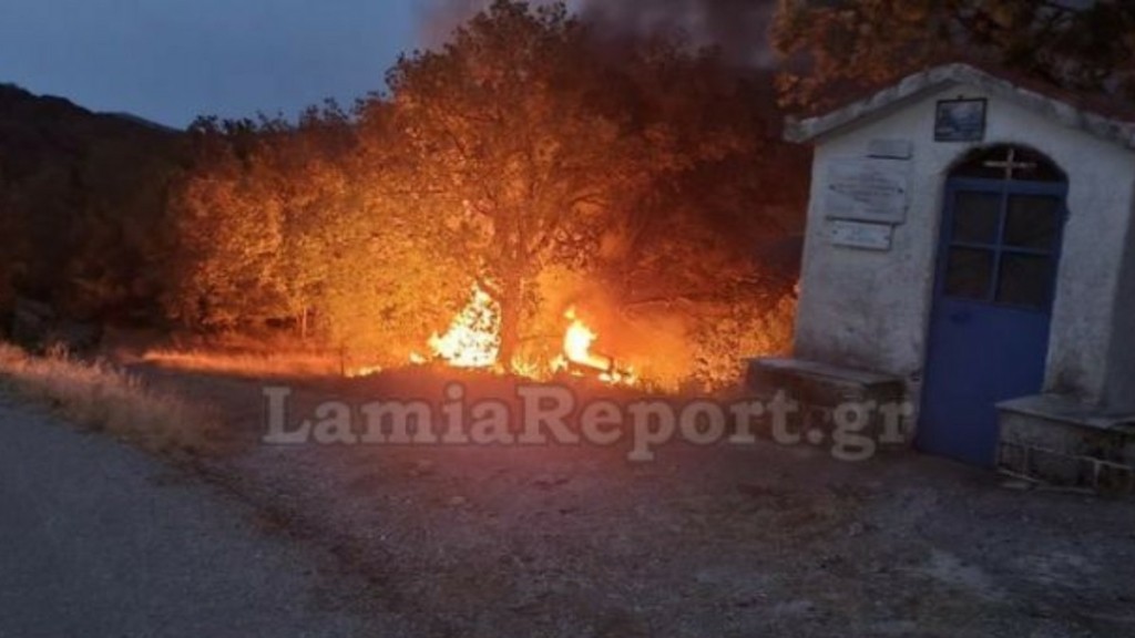 Φθιώτιδα: Αυτοκίνητο έπεσε σε γκρεμό και πήρε φωτιά – Γλύτωσε από Άγιο ο οδηγός