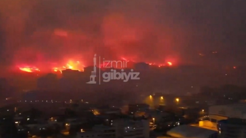 Πύρινη «κόλαση» στο Κορδελιό της Σμύρνης – Καμένα σπίτια και μάχες με τις φλόγες για τους πυροσβέστες