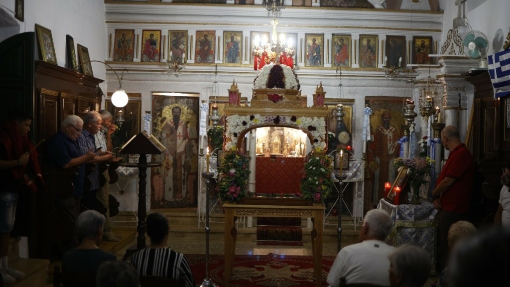 Κέρκυρα: Η περιφορά του Επιταφίου της Παναγίας παραμονή του Δεκαπενταύγουστου