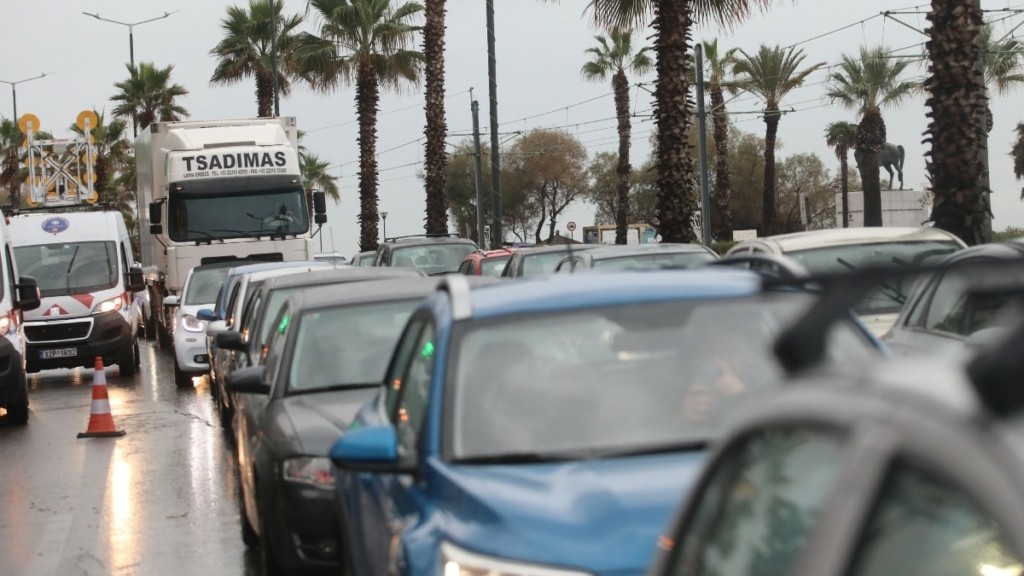 Η κακοκαιρία έφερε αυξημένη κίνηση στην Αττική – Ουρές χιλιομέτρων στην Εθνική Αθηνών Λαμίας