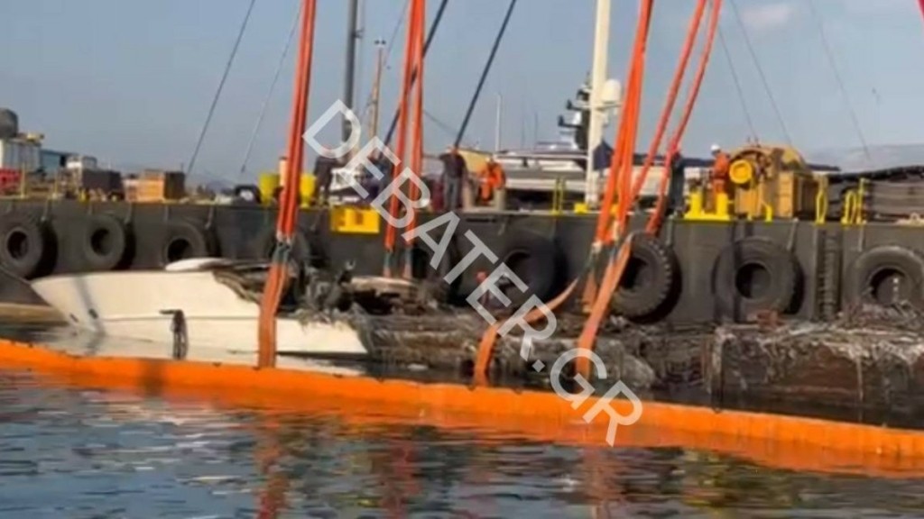 Μαρίνα Ζέας: Συνεχίζονται οι προσπάθειες απομάκρυνσης των καμένων γιοτ – Αποκλειστικά πλάνα του DEBATER