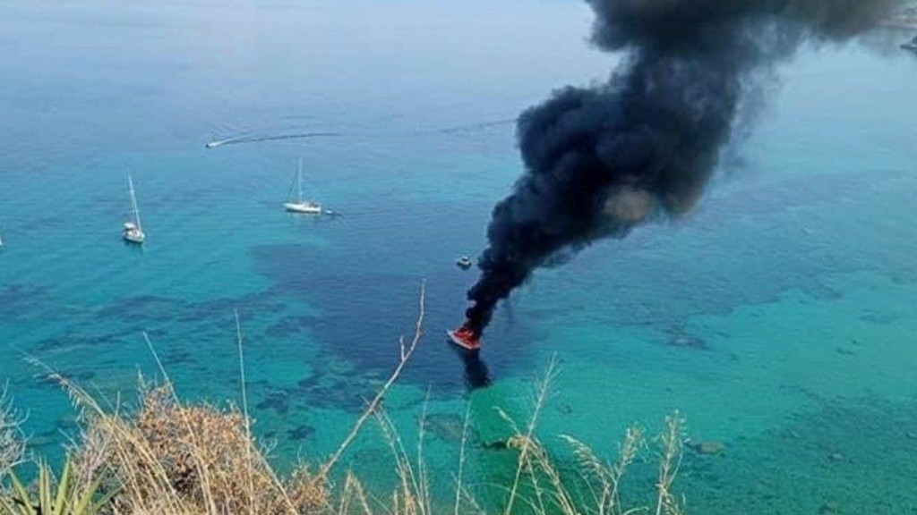 Φωτιά σε σκάφος στην Κεφαλονιά – Καλά στην υγεία τους οι επιβάτες