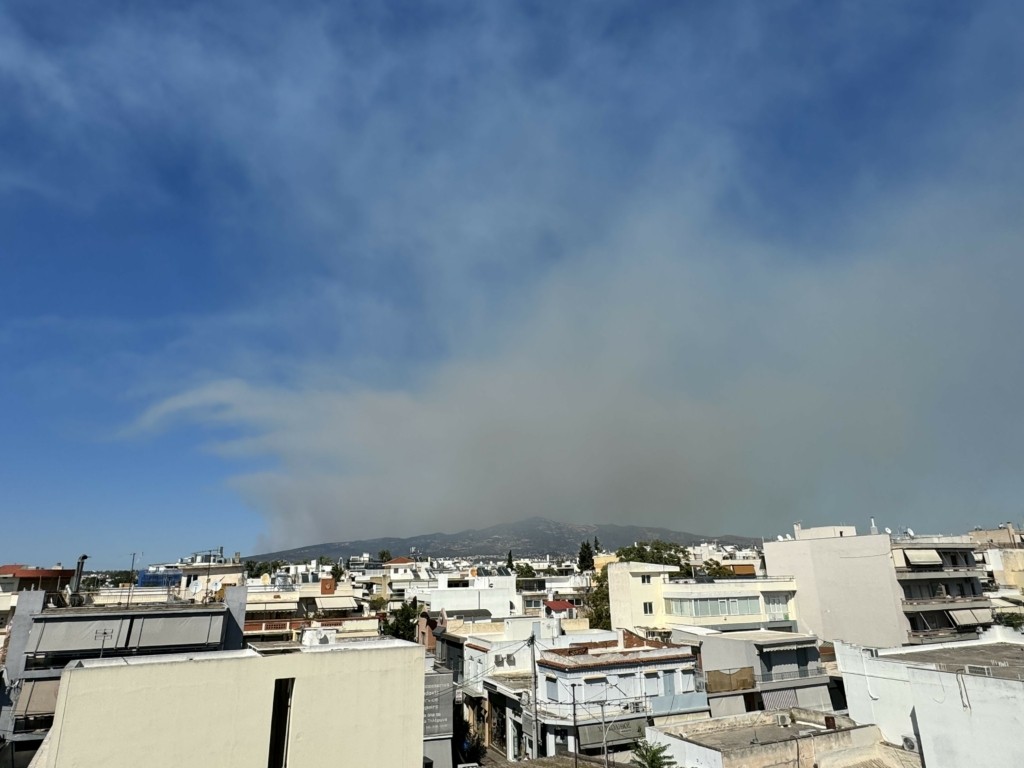 Φωτιά στον Βαρνάβα: Πυκνοί καπνοί κάλυψαν τον ουρανό της Αττικής