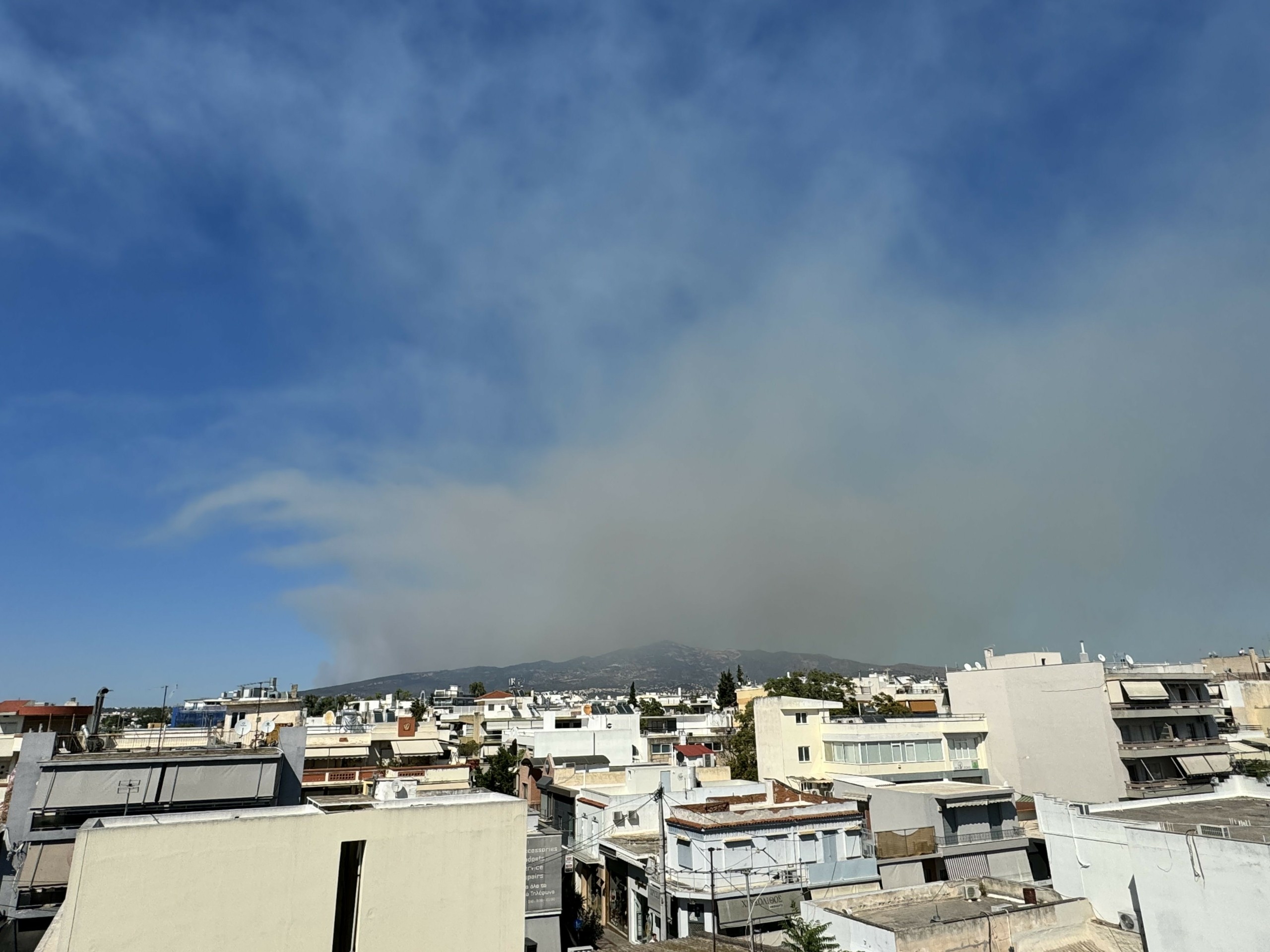 Φωτιά στον Βαρνάβα: Πυκνοί καπνοί κάλυψαν τον ουρανό της Αττικής
