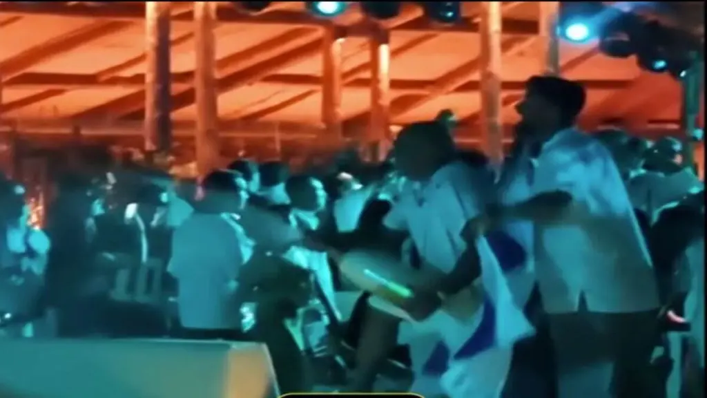 Μύκονος: Πετάει σαμπάνια 30.000 ευρώ σε πισίνα (Vid)