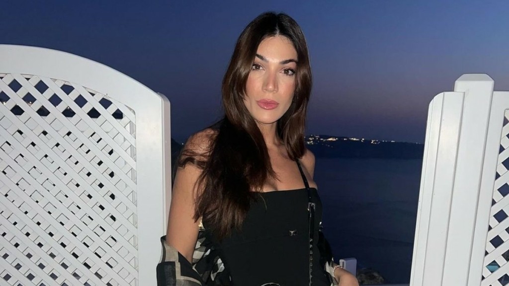 Ήβη Αδάμου – Οικογενειακές διακοπές με τον Μιχάλη Κουινέλη και την κόρη τους στην Σαντορίνη