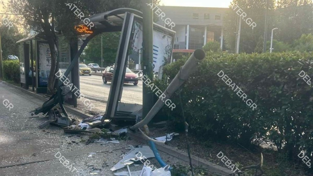 Λεωφόρος Κηφισίας: ΙΧ καρφώθηκε σε στάση λεωφορείου – Τραυματίστηκε ο οδηγός