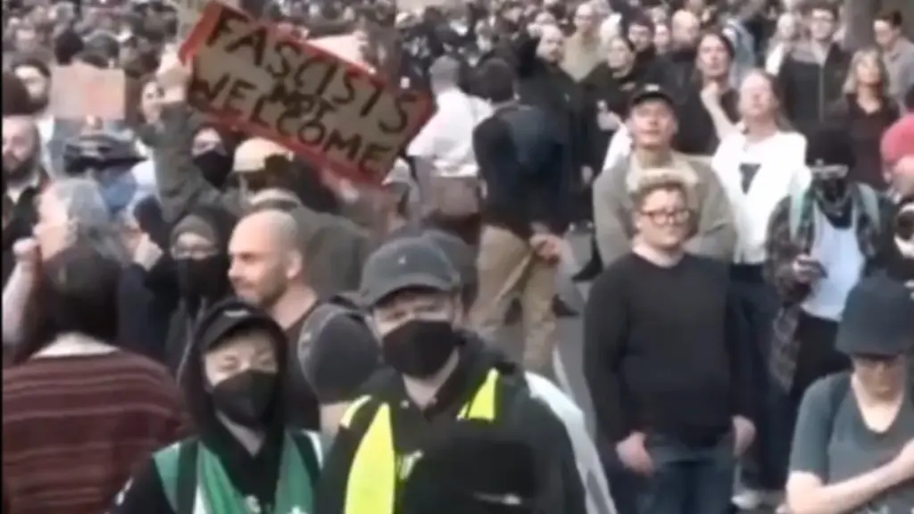 Βρετανία: Χιλιάδες άνθρωποι είπαν “όχι” στο ρατσισμό και την ισλαμοφοβία
