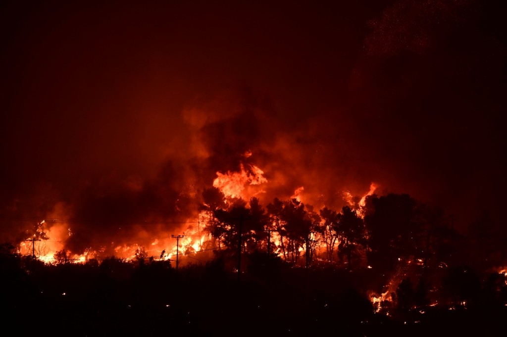 Πύρινη κόλαση στη βορειοανατολική Αττική – Εκκενώνονται Διόνυσος, Μαραθώνας, Ραπεντώσα και Ροδόπολη