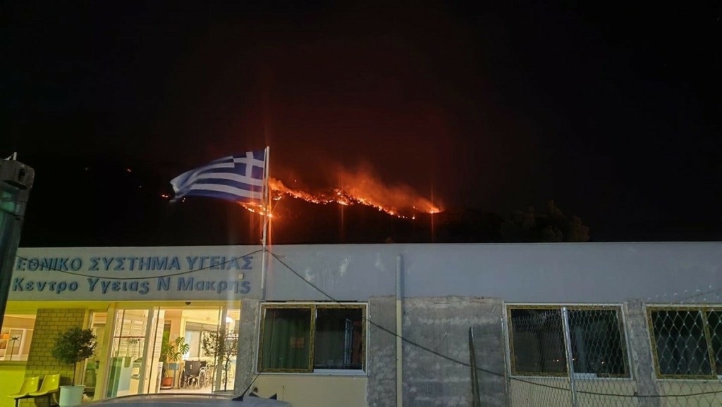 Φωτιές στην Αττική: Επικίνδυνο μέτωπο πάνω από τη Νέα Μάκρη – Διάσπαρτες εστίες σε Πεντέλη