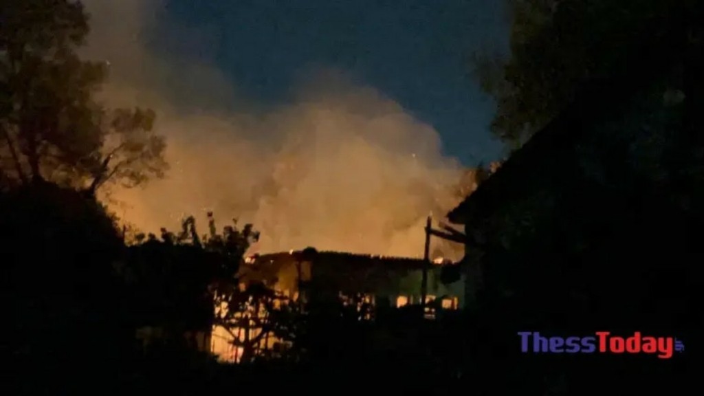 Θεσσαλονίκη: Υπό μερικό έλεγχο η φωτιά στο πρώην στρατόπεδο Καρατάσιου