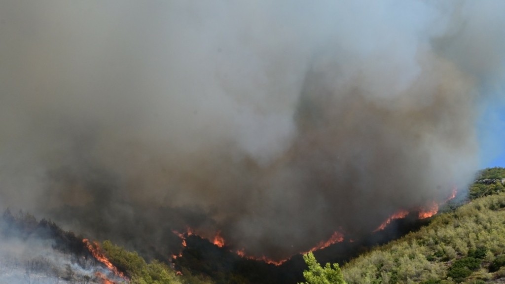 Φωτιά στην Παλαιά Πεντέλη, κοντά στη Μονή – Άμεση κινητοποίηση της Πυροσβεστικής (Βίντεο)