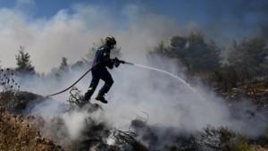 Φωτιά τώρα στην Παλλήνη – Κοντά στην Αττική Οδό οι φλόγες