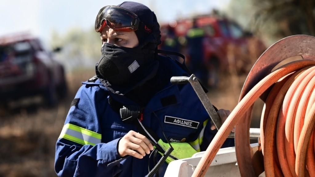 Φωτιά στη Ρόδο: Τραυματίστηκαν δύο δασοκομάντος – Έπεσαν από ύψος