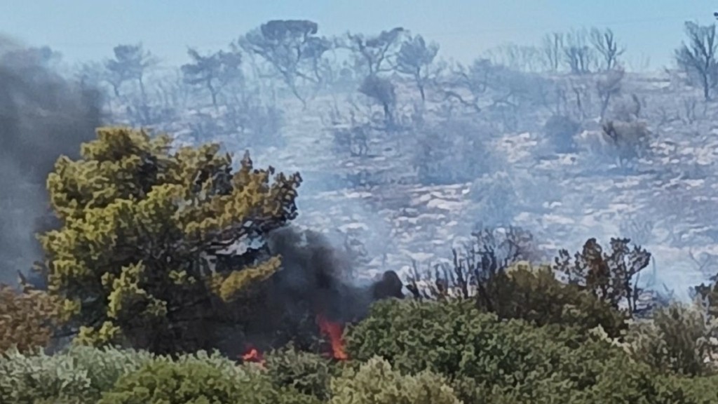 Καλύτερη εικόνα παρουσιάζει η φωτιά στην Αγία Μαρίνα στο Κορωπί – Εκκενώθηκαν οι περιοχές Μεγάλο Μετόχι και Ξελαφτάκι