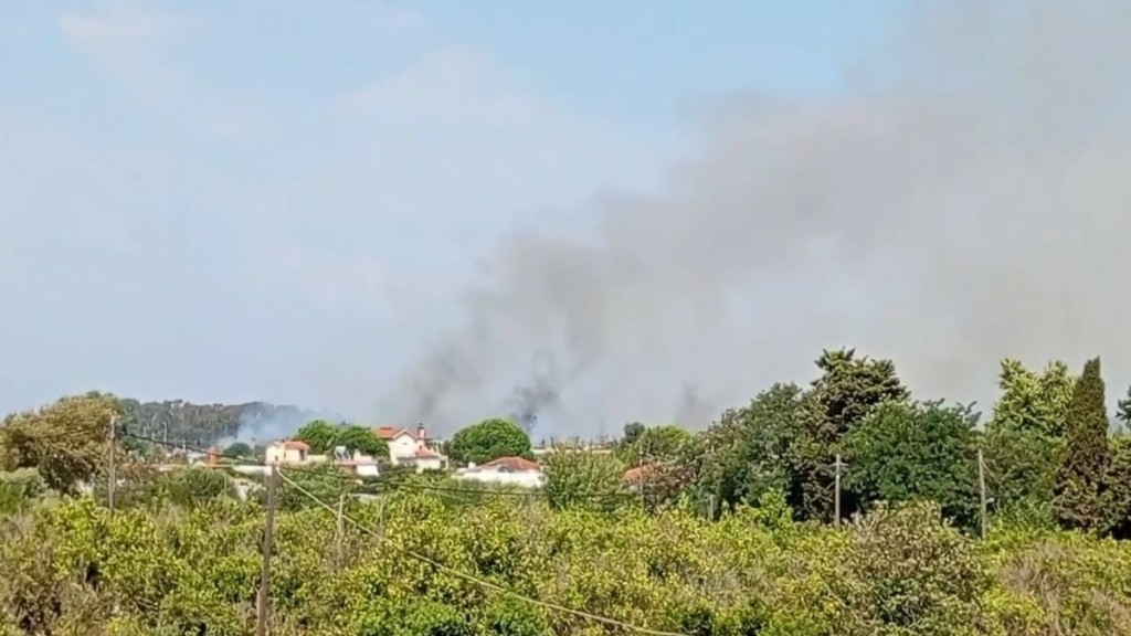 Φωτιά σε χαμηλή βλάστηση στην Πρέβεζα – Ήχησε το 112, Σηκώθηκαν 7 εναέρια (vid)