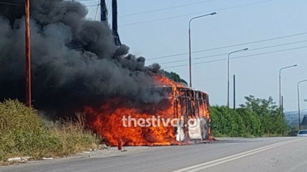 Θεσσαλονίκη: Λεωφορείο των ΚΤΕΛ «τυλίχθηκε» στις φλόγες (pic & vid)