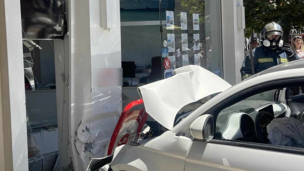 Κρήτη: Αυτοκίνητο μπήκε σε μαγαζί στο Ηράκλειο πέφτοντας πάνω στο βιτρίνα (pics+video)