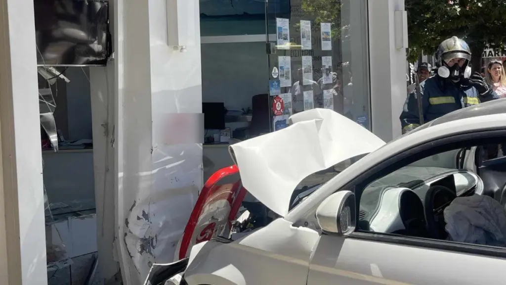 Κρήτη: Αυτοκίνητο μπήκε σε μαγαζί στο Ηράκλειο πέφτοντας πάνω στο βιτρίνα (pics+video)