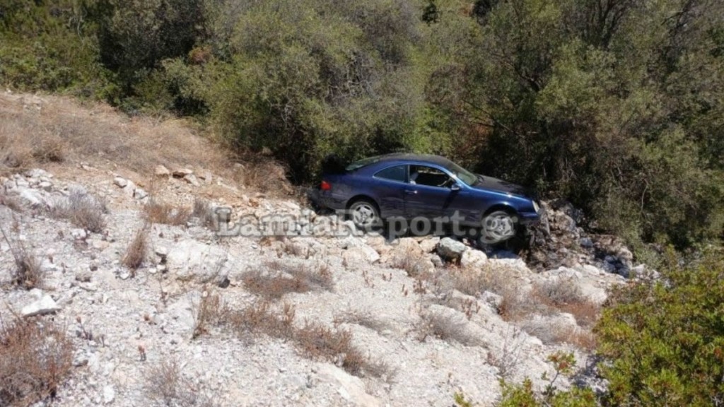 Φθιώτιδα: Οδηγός έπεσε με το αυτοκίνητο σε χαράδρα και σταμάτησε στα δέντρα