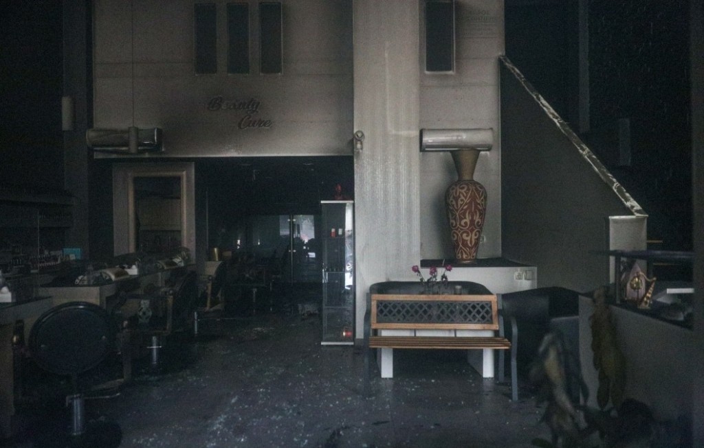 Νέα Σμύρνη: Εμπρηστική επίθεση σε κομμωτήριο – Έσπασαν τη τζαμαρία με τσιμεντόλιθο