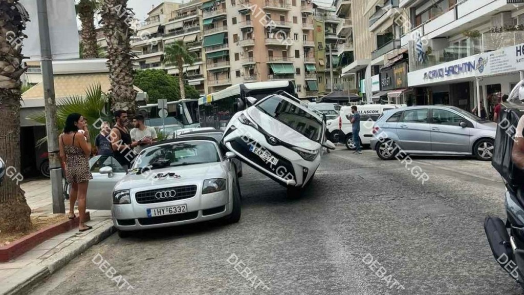 Πειραιάς: Αυτοκίνητο έπεσε πάνω σε σταθμευμένο ΙΧ και σηκώθηκε στις δύο ρόδες (pics+vid)