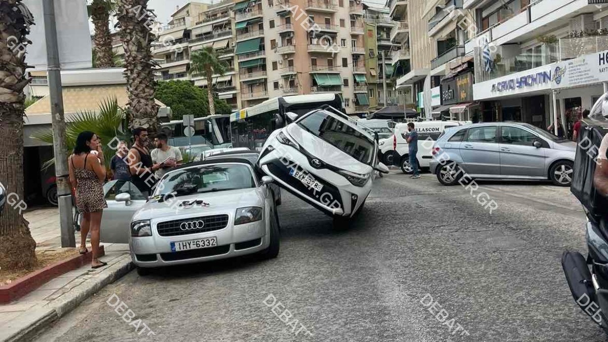 Πειραιάς: Αυτοκίνητο έπεσε πάνω σε σταθμευμένο ΙΧ και σηκώθηκε στις δύο ρόδες (pics+vid)