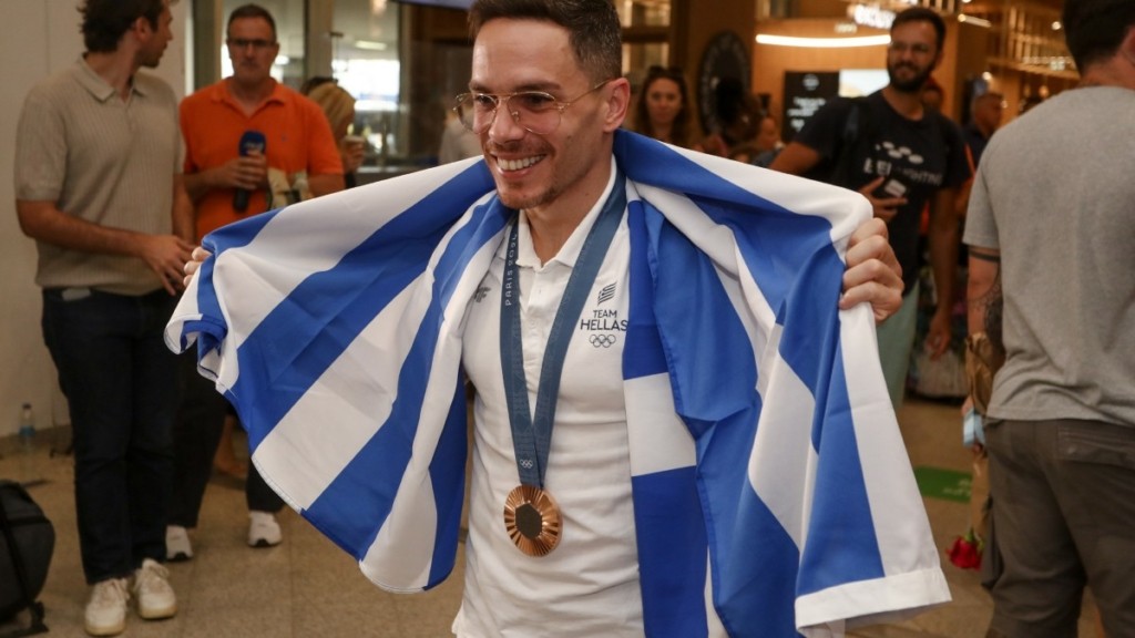 Λευτέρης Πετρούνιας – Ποζάρει αγκαλιά με τις κόρες του μετά την επιστροφή του στην Ελλάδα