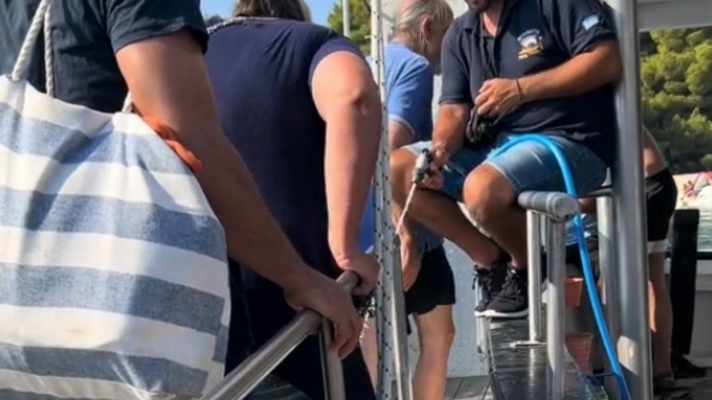 Σκιάθος: Μετά τον οδηγό πούλμαν που έπλενε τα πόδια των επιβατών, τώρα και ιδιοκτήτης σκάφους ξενάγησης