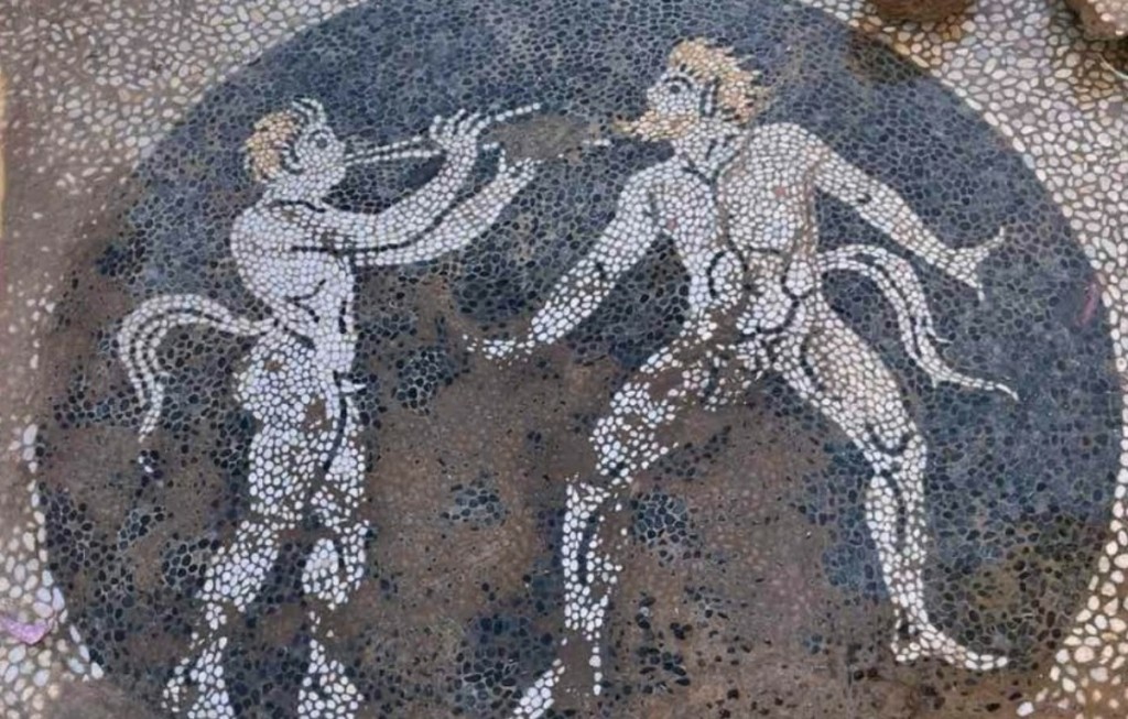 Ερέτρια: Ανακαλύφθηκε βοτσαλωτό ψηφιδωτό δάπεδο με παράσταση Σατύρων