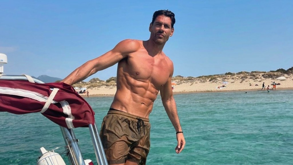 Γιάννης Σπαλιάρας – Ποζάρει μαζί με την κούκλα σύντροφό του στις διακοπές τους (pics)