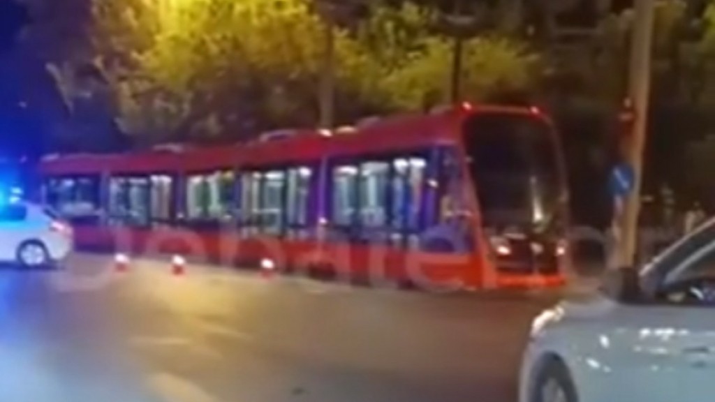 Τεχνητή βλάβη στον παντογράφο του τραμ (video)