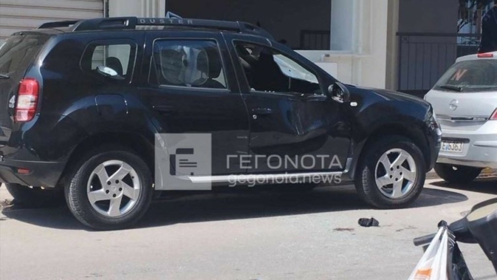 Βόλος: Σοκ με άνδρα που έπεσε από τον τέταρτο όροφο πολυκατοικίας – Προσγειώθηκε πάνω σε αυτοκίνητο (photos)