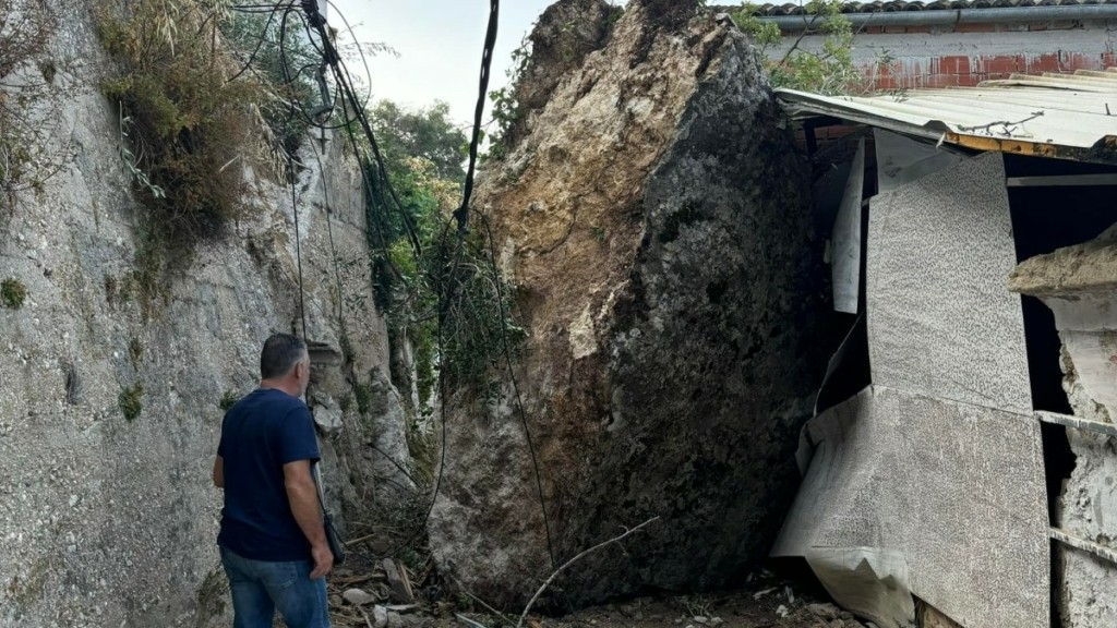 Κέρκυρα: Αποκολλήθηκε βράχος κι έπεσε σε κεντρικό δρόμο (pics)