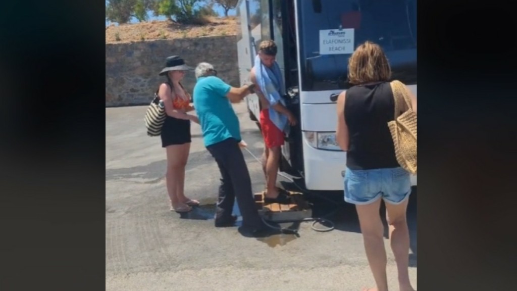 Απίστευτο και όμως αληθινό – Οδηγός ξεπλένει από την άμμο τουρίστες στα Χανιά πριν μπουν στο λεωφορείο