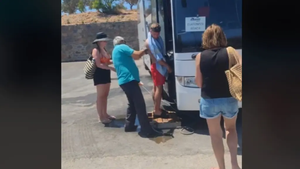 Απίστευτο και όμως αληθινό – Οδηγός ξεπλένει από την άμμο τουρίστες στα Χανιά πριν μπουν στο λεωφορείο