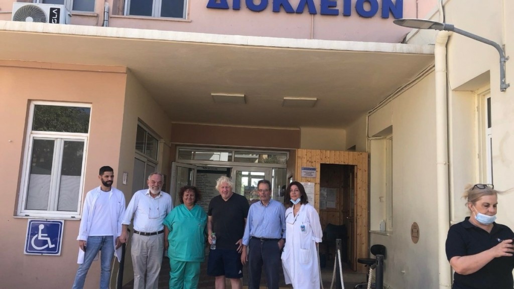Μπόρις Τζόνσον: Επισκέφθηκε το νοσοκομείο της Καρύστου (pics)