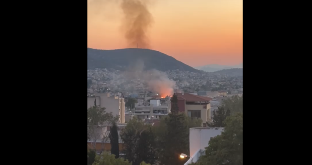 Φωτιά σε οικόπεδο στο Μενίδι