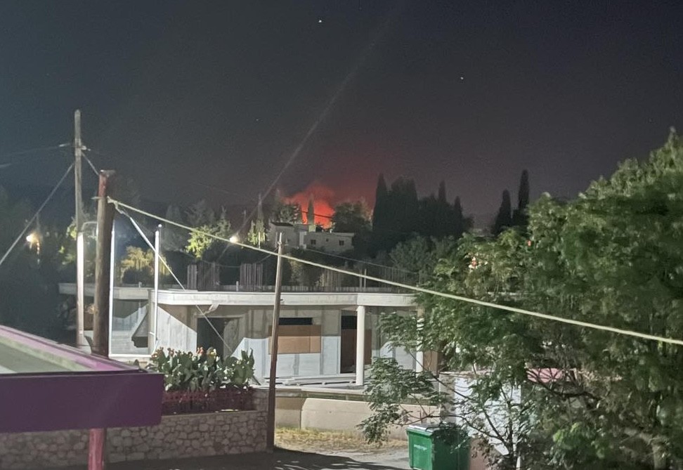 Υπό μερικό έλεγχο η φωτιά στην Ρόδο